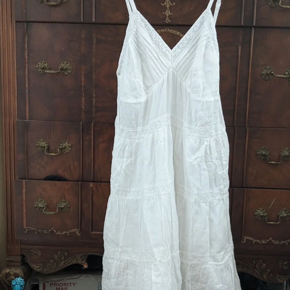 SOLD -- NWOT 🌸 SUBTLE LUXURY White Floral Eyelet Cotton Smocked Dress - Sm/Med - Picture 1 of 8